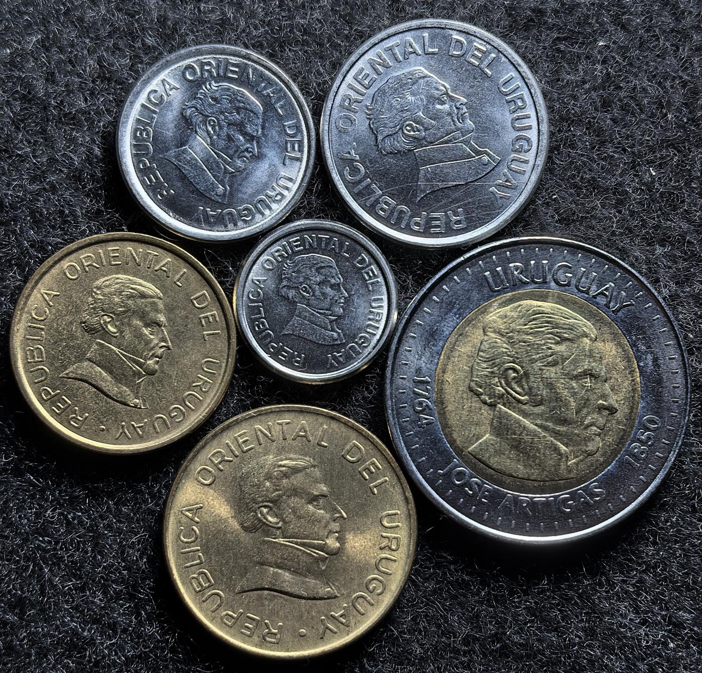 西班牙、丹属西印度、法属殖民地、乌拉圭银币古铜币，周五晚上九点倒数截拍，满百包邮，可寄存半年，喜欢朋友微信扫描二维码可直接参拍 乌拉圭1993年3月货币贬值1000换1,20世纪发行最后一套6枚