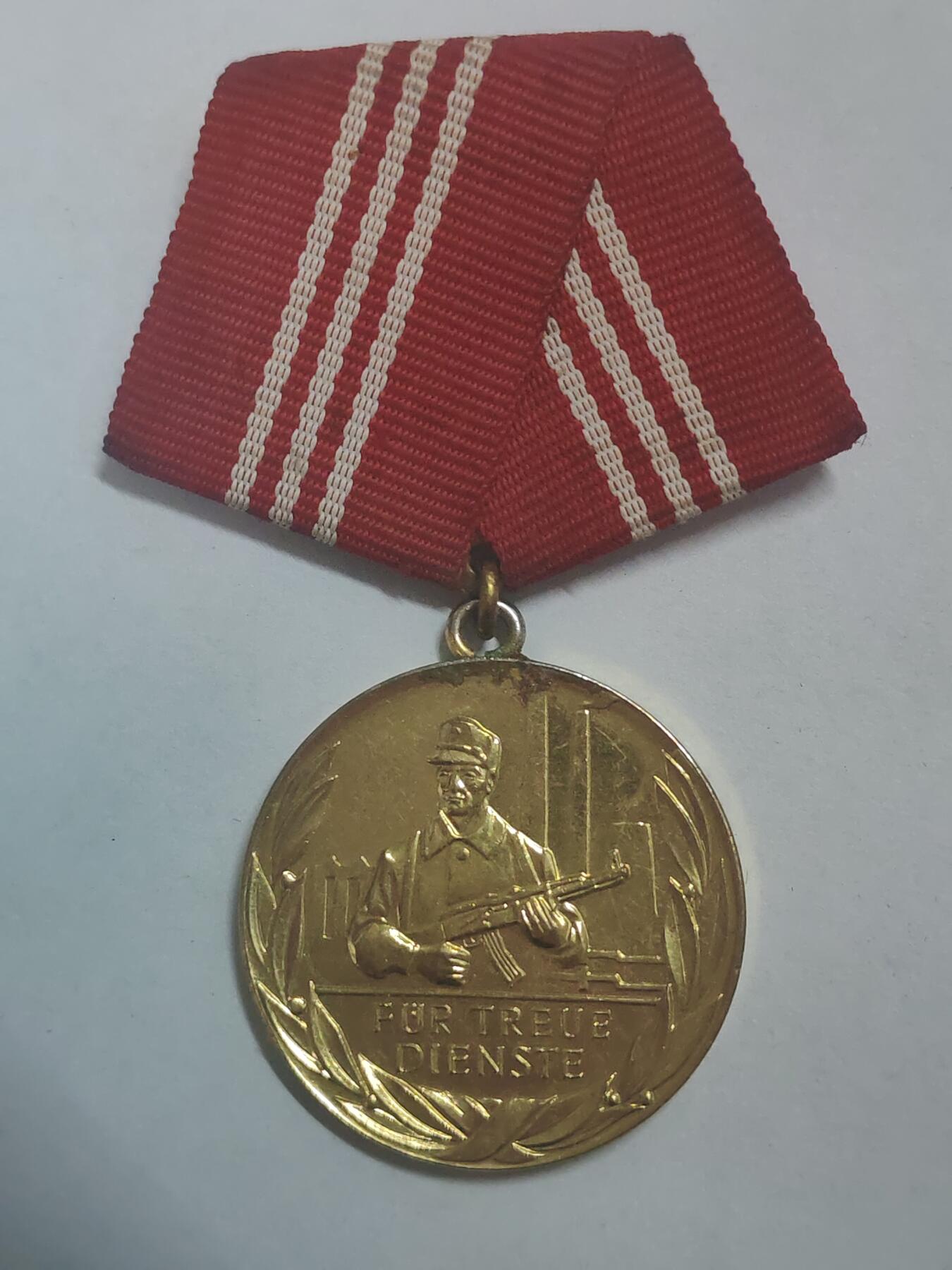 荷兰第128期勋赏拍卖 民主德国金级工战队忠诚服务奖章