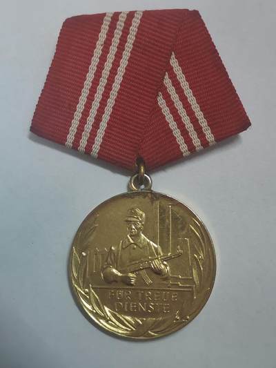 荷兰第128期勋赏拍卖 - 民主德国金级工战队忠诚服务奖章