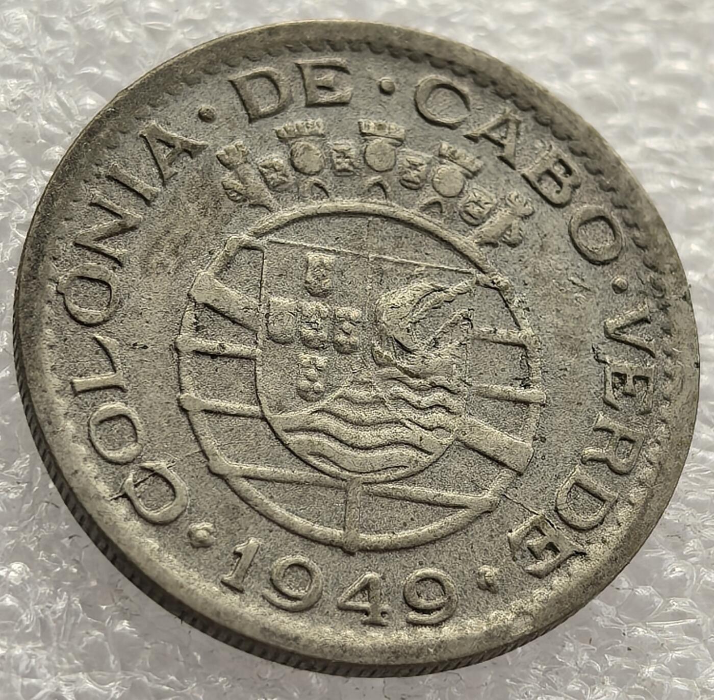  外国优质老铜币银币，周六九点倒数截拍，满百包邮，可寄存半年，喜欢朋友微信扫描二维码可直接参拍 佛得角1949年50分