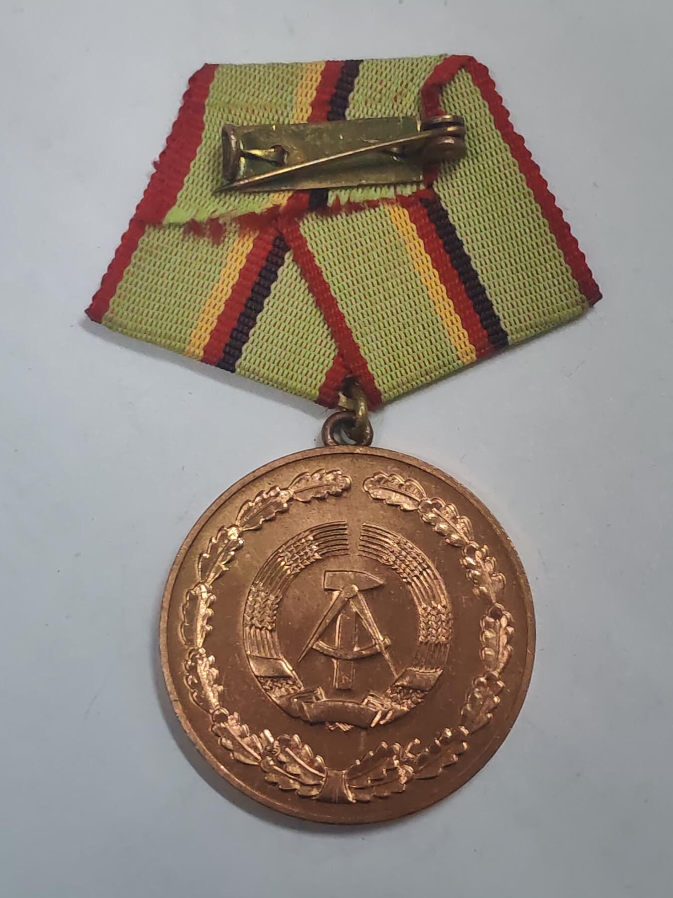 荷兰第128期勋赏拍卖 民主德国铜级内务部功绩服役奖章