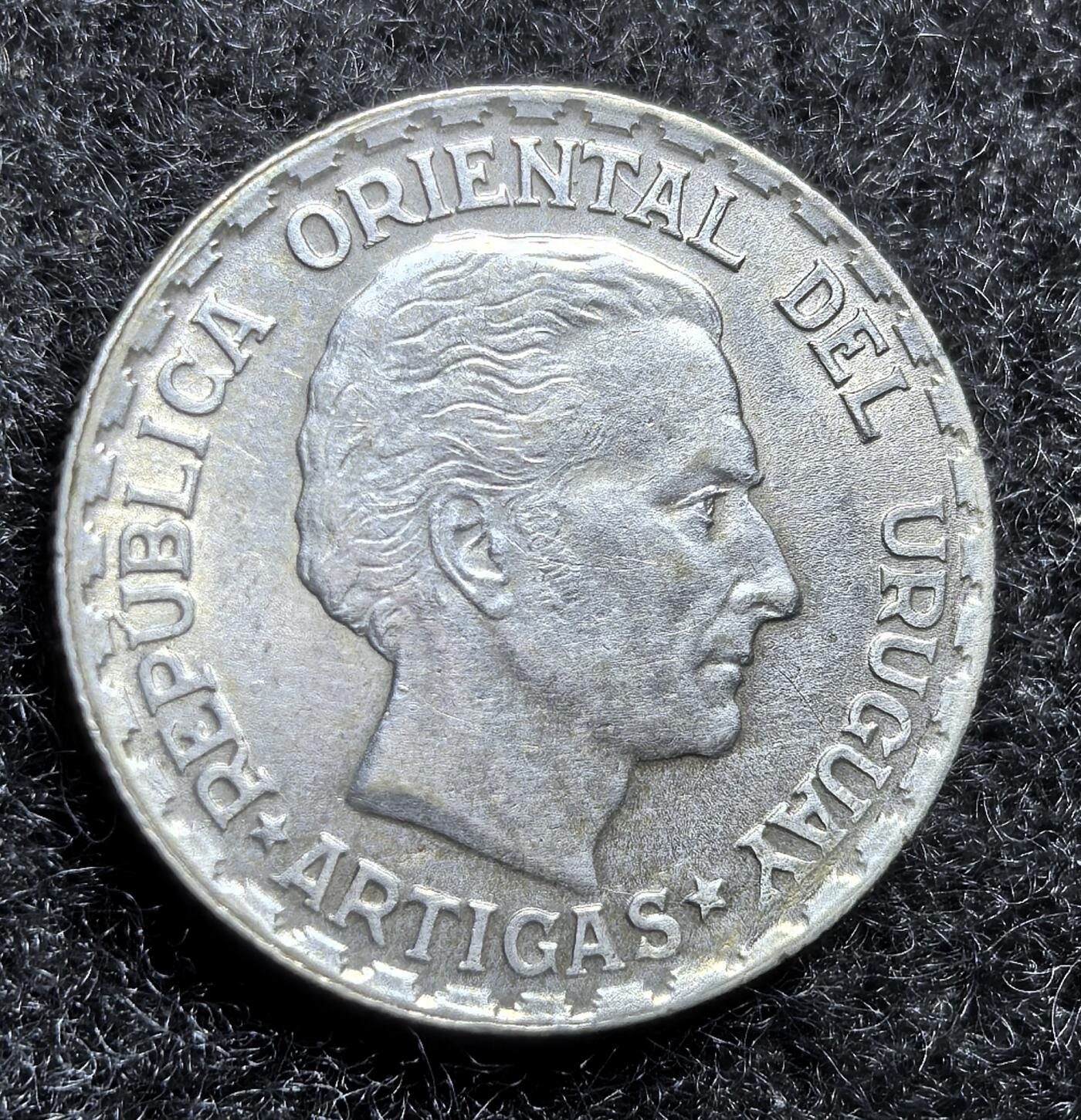 西班牙、丹属西印度、法属殖民地、乌拉圭银币古铜币，周五晚上九点倒数截拍，满百包邮，可寄存半年，喜欢朋友微信扫描二维码可直接参拍 UNC品相乌拉圭1943年50分银币，km31