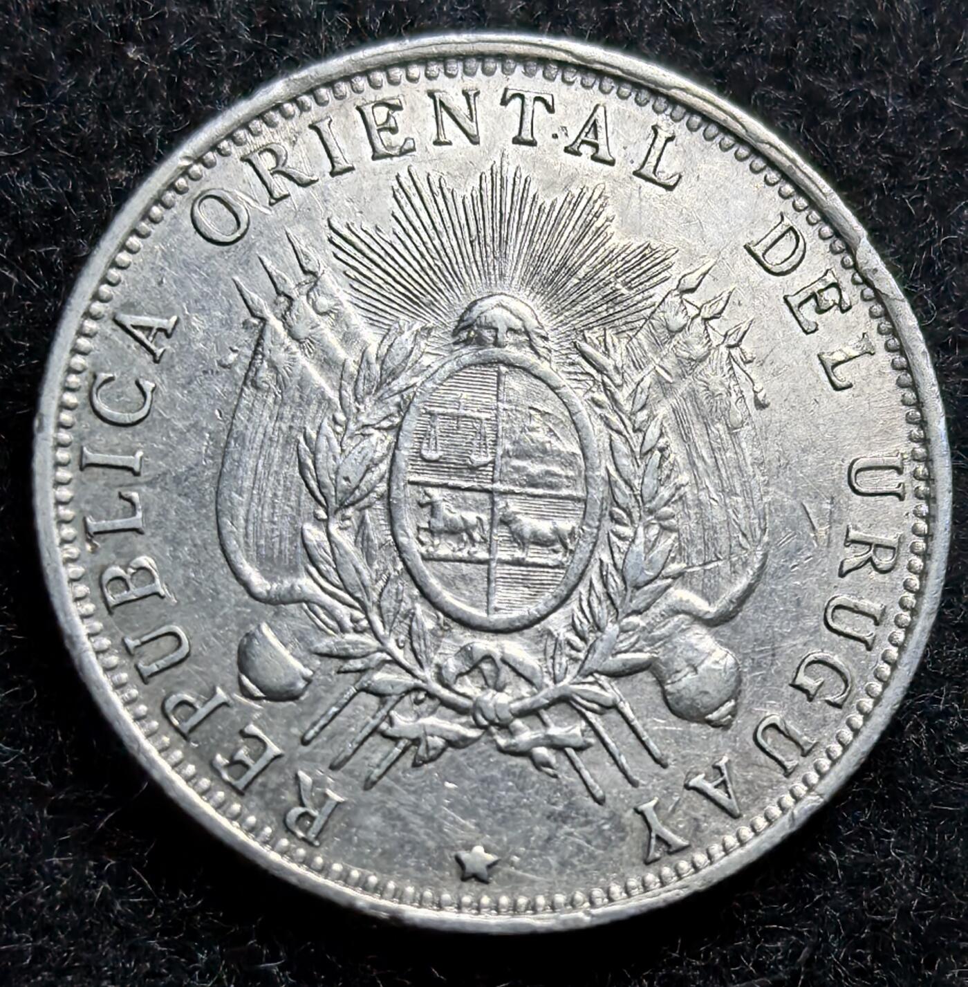 西班牙、丹属西印度、法属殖民地、乌拉圭银币古铜币，周五晚上九点倒数截拍，满百包邮，可寄存半年，喜欢朋友微信扫描二维码可直接参拍 AU品相乌拉圭1884年50分银币，km16