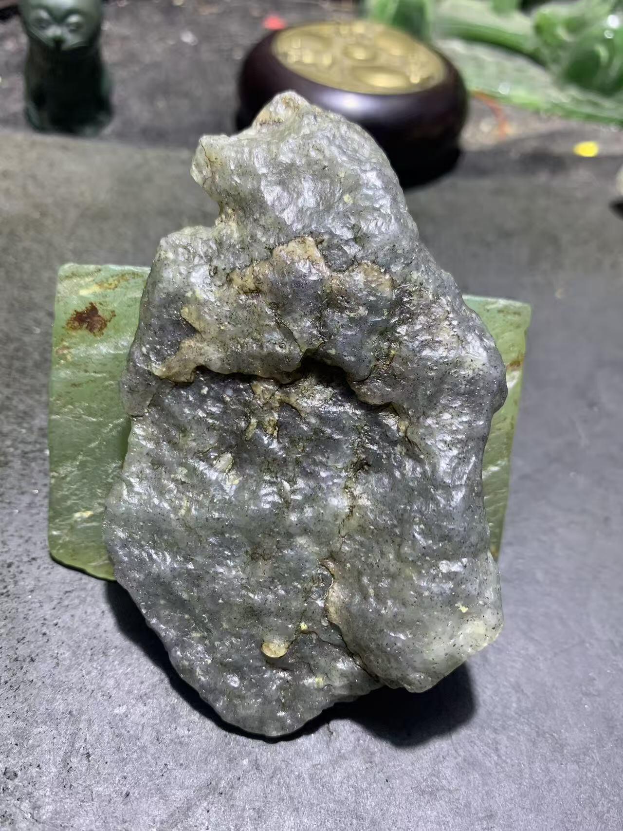 新疆戈壁风化纹和田玉青花玉原石一颗，