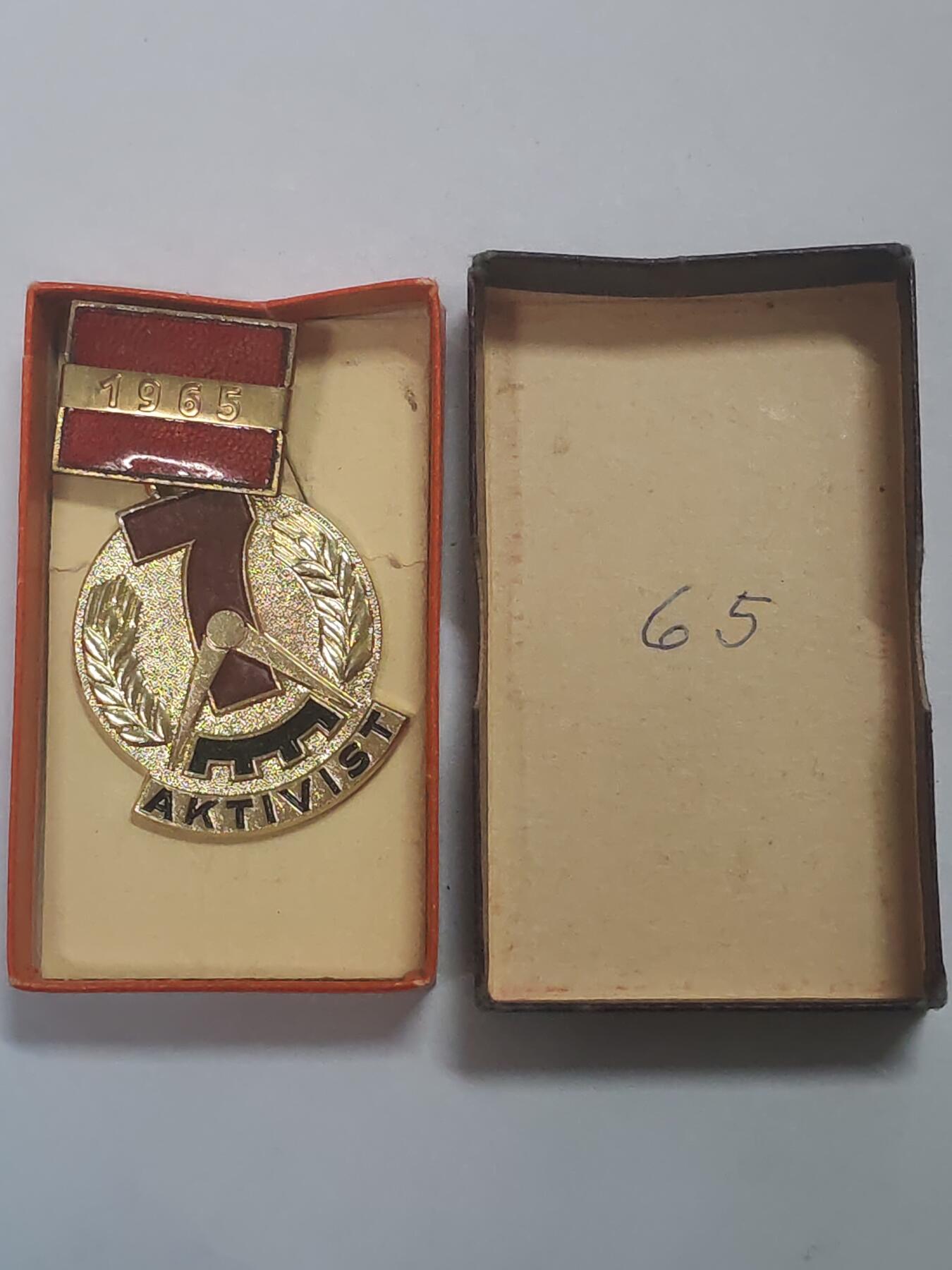 荷兰第128期勋赏拍卖 民主德国七年计划劳动模范奖章 带原盒