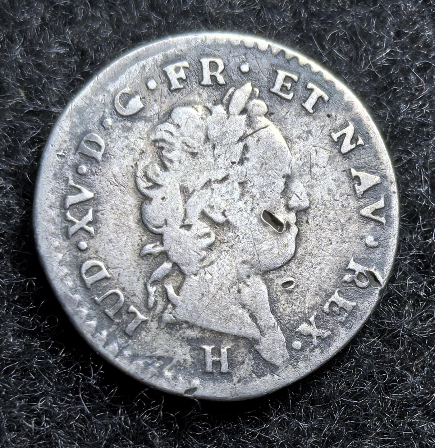 西班牙、丹属西印度、法属殖民地、乌拉圭银币古铜币，周五晚上九点倒数截拍，满百包邮，可寄存半年，喜欢朋友微信扫描二维码可直接参拍 法属向风群岛1731年12索尔银币，C#2