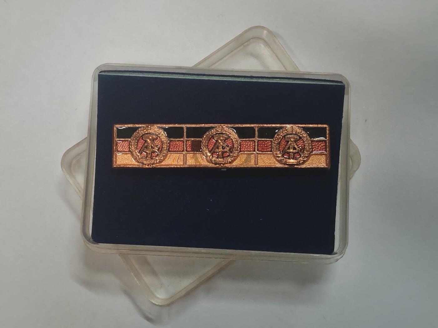 荷兰第128期勋赏拍卖 民主德国集体劳动荣誉三次获得 带原盒