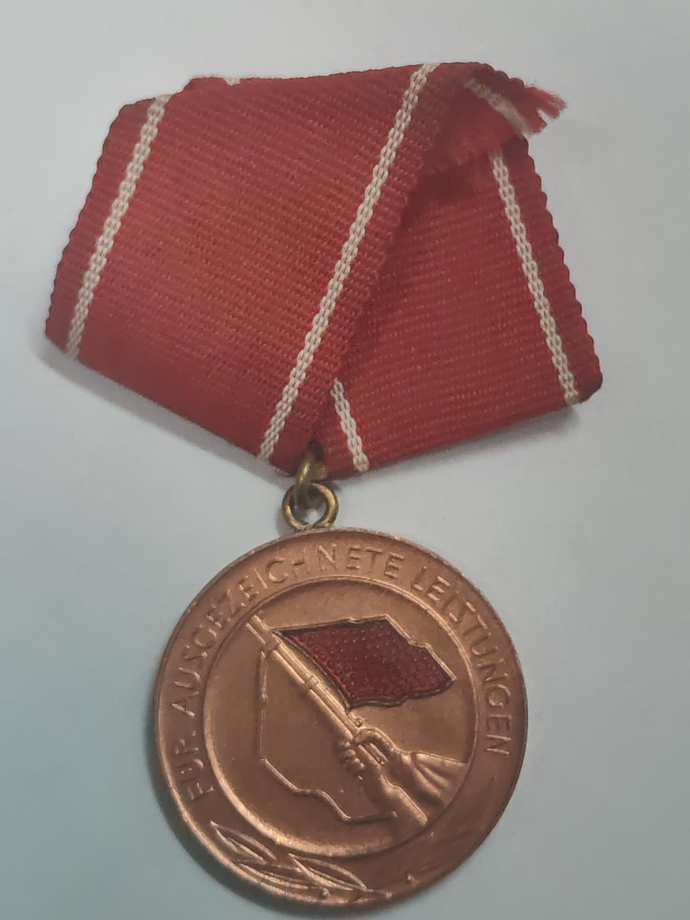 荷兰第128期勋赏拍卖 民主德国工战队优异成就奖章