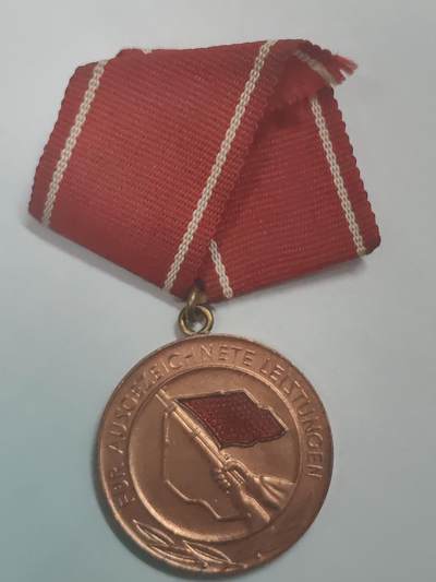 荷兰第128期勋赏拍卖 - 民主德国工战队优异成就奖章