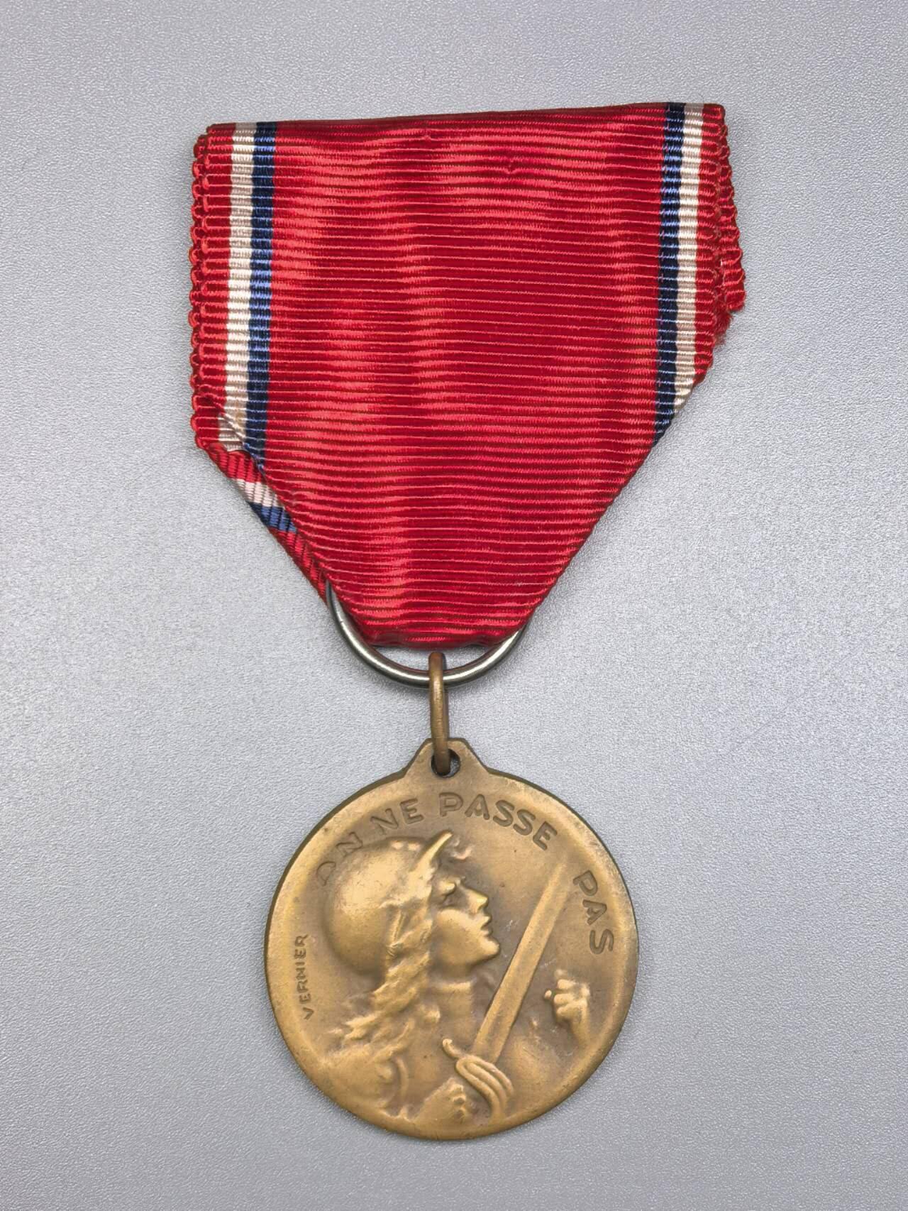 小驴勋章奖章收藏11月8日周六晚6点拍卖（珍爱和平，收藏战争，铭记历史，勿忘国耻，忠党爱国。有偿代拍，送拍规则在简介最后，参拍须阅读规则后再参拍，关系到运费包装发货时效真假辨别等关键信息，拍卖时不再发原图，看大图店主微信码在最后拍品里） 法国凡尔登战役纪念章，少见版本