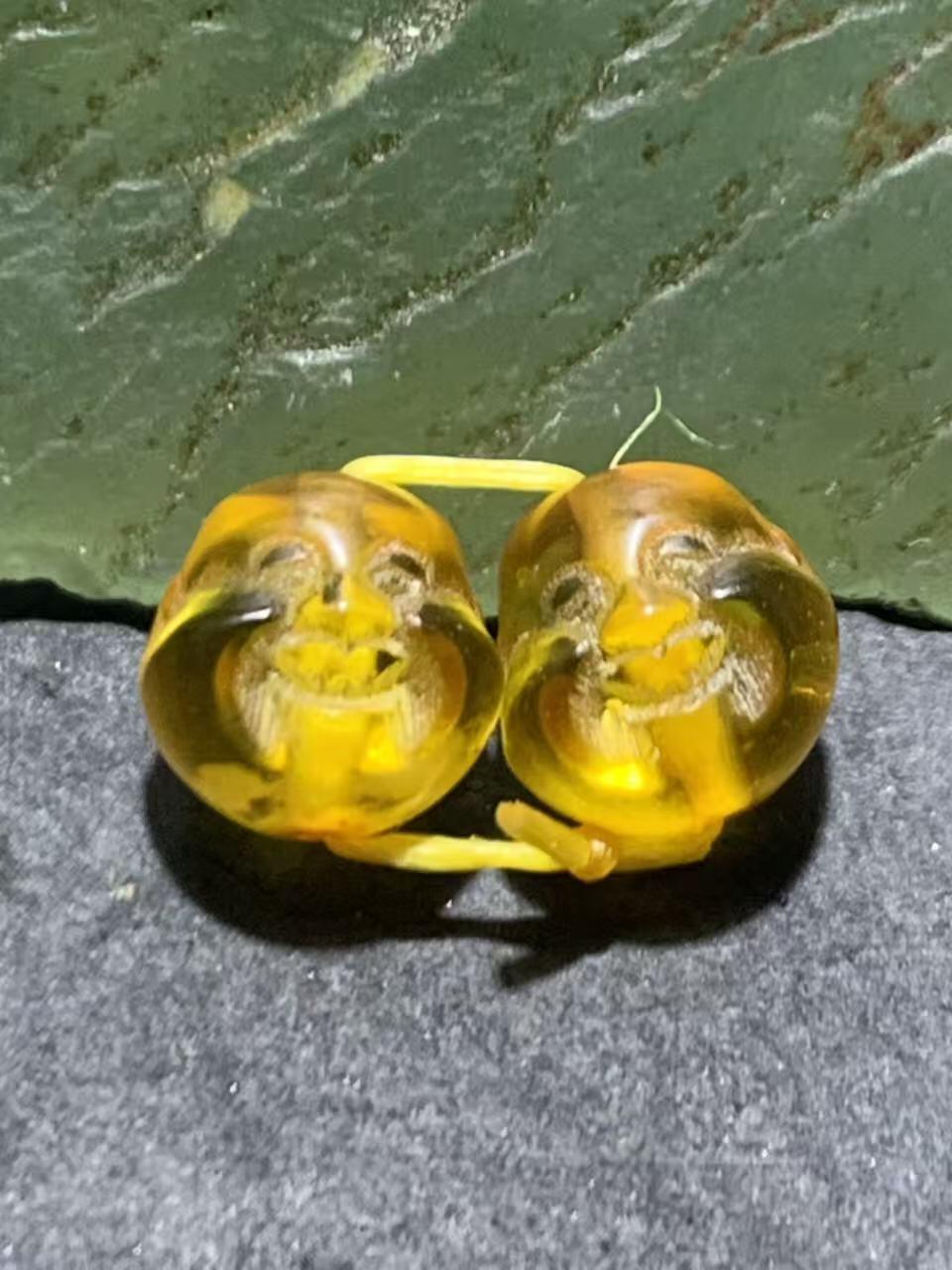天然乌克兰原矿蜜蜡雕刻弥勒佛腰珠两颗，