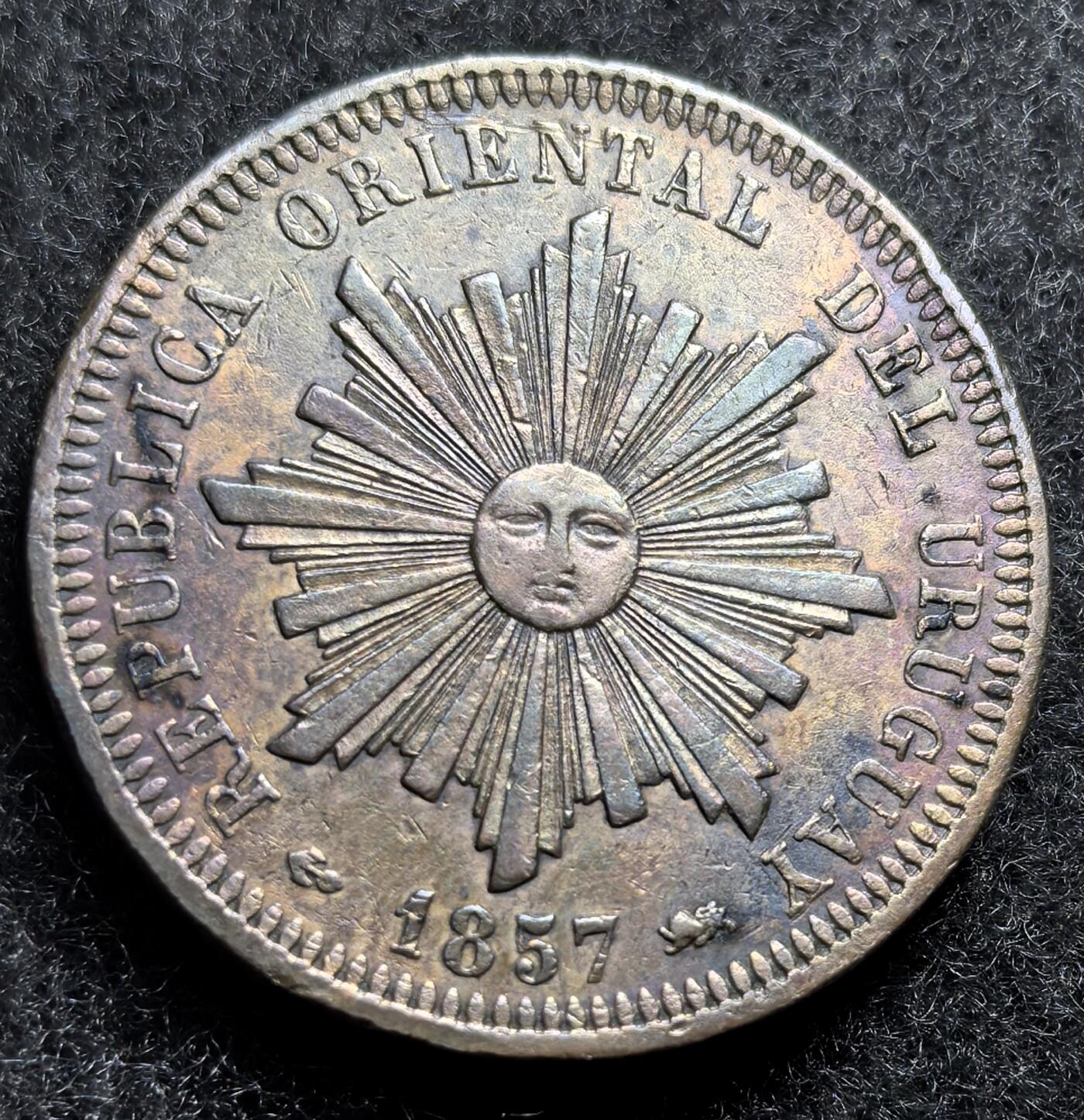 西班牙、丹属西印度、法属殖民地、乌拉圭银币古铜币，周五晚上九点倒数截拍，满百包邮，可寄存半年，喜欢朋友微信扫描二维码可直接参拍 UNC乌拉圭1857年40分厚重大铜币，km10