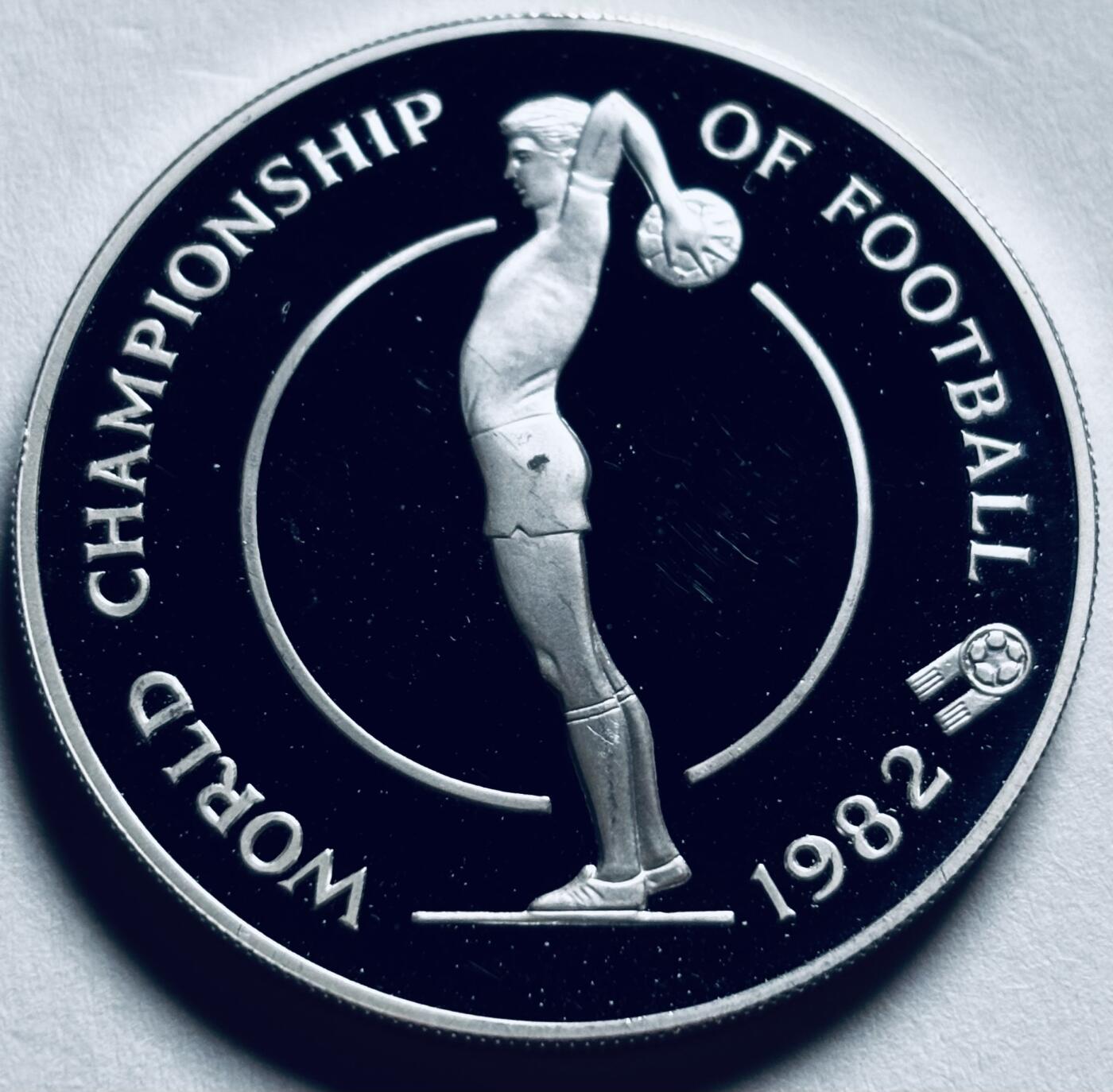文馨钱币收藏第 279 场，银币，纪念铜章场 长期接收代拍品 全新未流通牙买加1982年世界杯足球10元精制大银币(发行量9775)