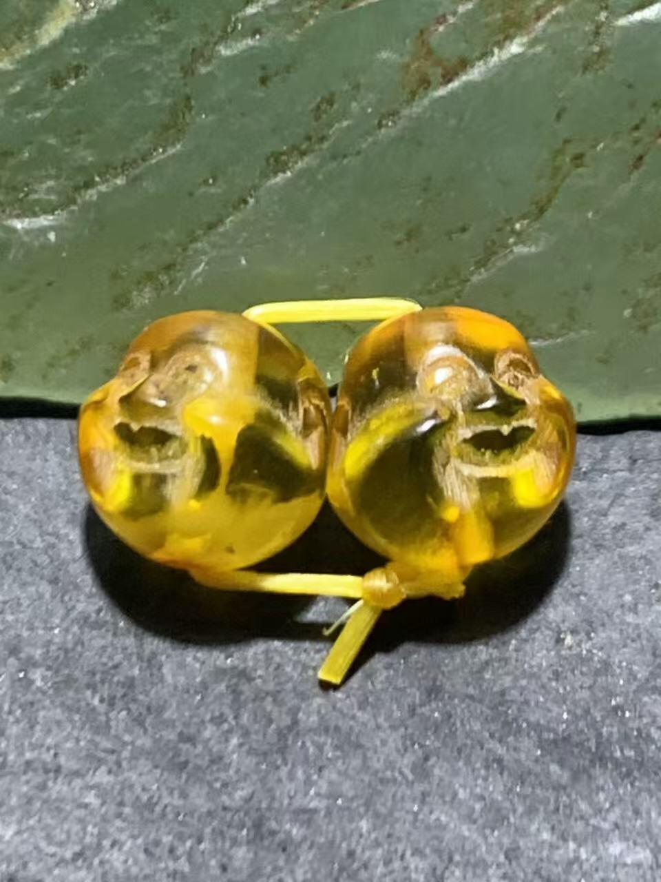 天然乌克兰原矿蜜蜡雕刻弥勒佛腰珠两颗，