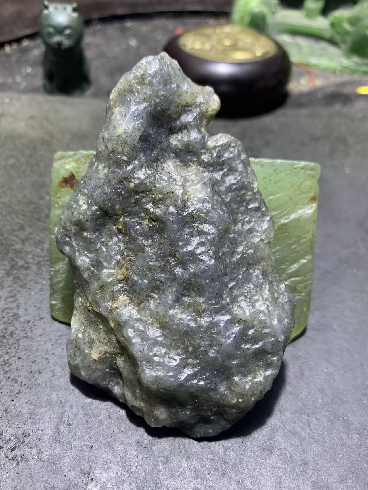 新疆戈壁风化纹和田玉青花玉原石一颗，