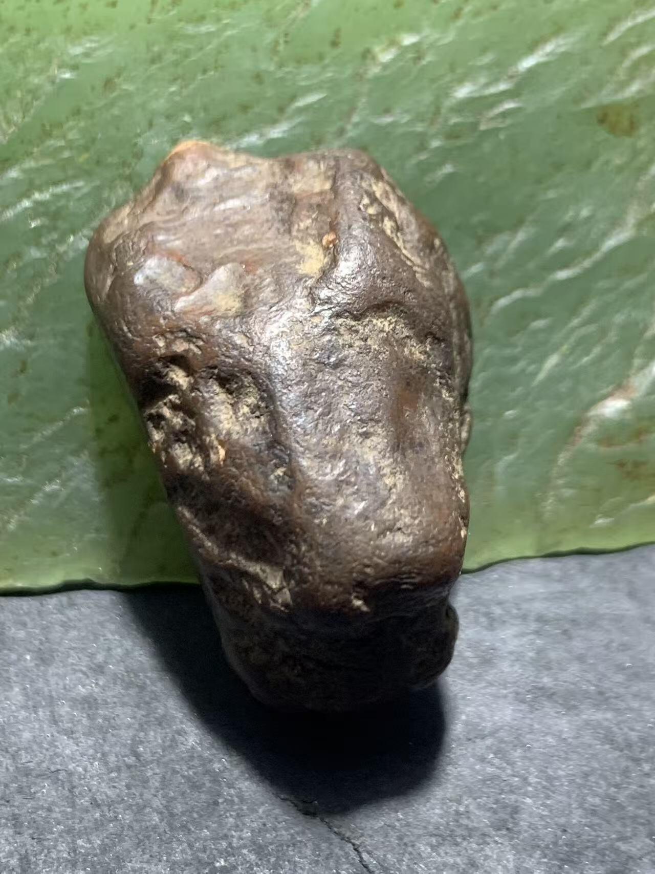 精美铁皮南红玛瑙原石一颗，