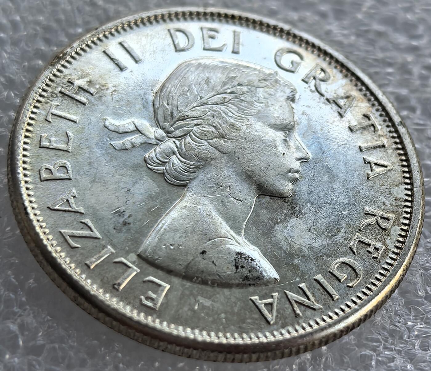  外国优质老铜币银币，周六九点倒数截拍，满百包邮，可寄存半年，喜欢朋友微信扫描二维码可直接参拍