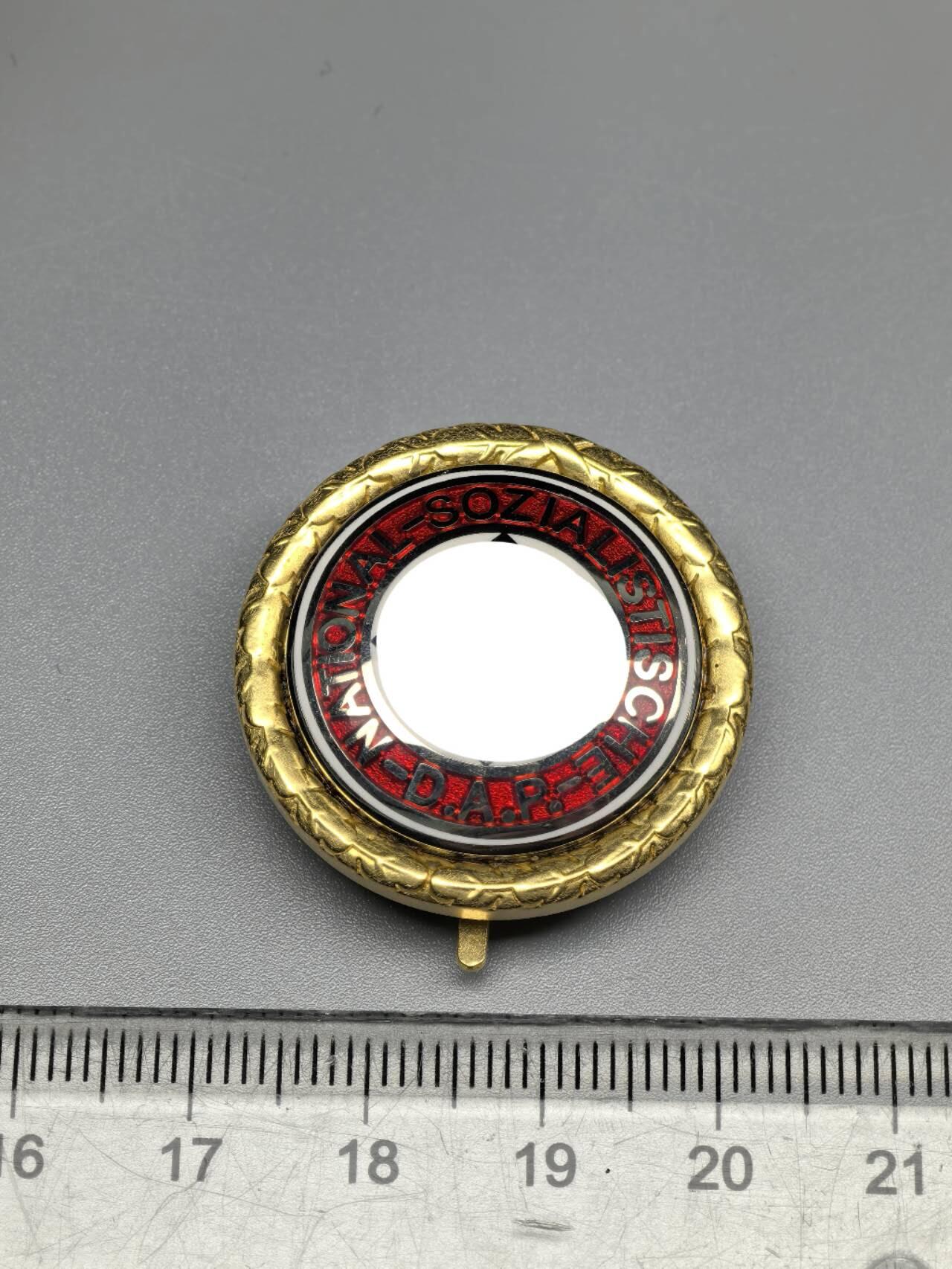 小驴勋章奖章收藏11月8日周六晚6点拍卖（珍爱和平，收藏战争，铭记历史，勿忘国耻，忠党爱国。有偿代拍，送拍规则在简介最后，参拍须阅读规则后再参拍，关系到运费包装发货时效真假辨别等关键信息，拍卖时不再发原图，看大图店主微信码在最后拍品里） 复刻 金D徽2