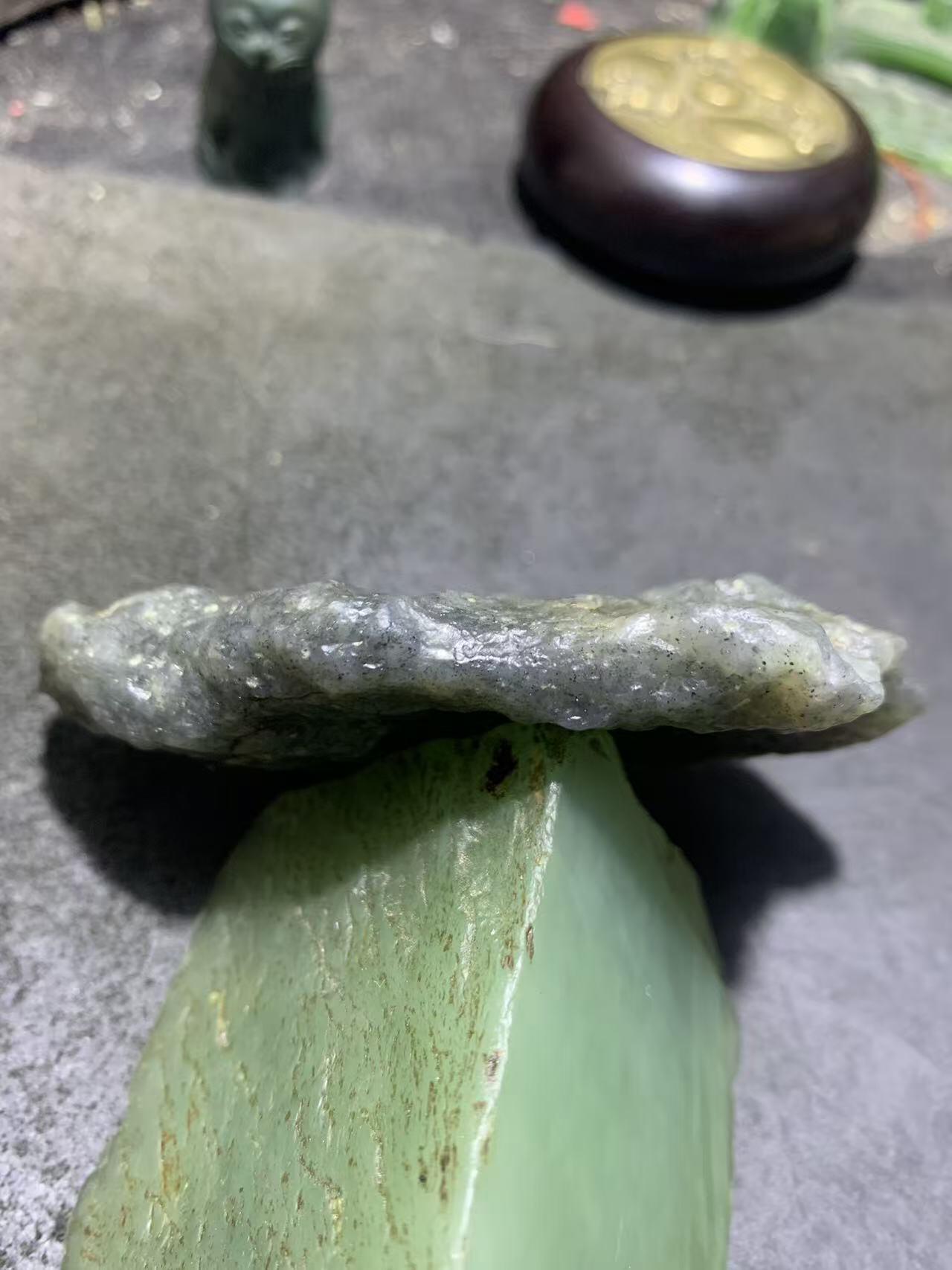 新疆戈壁风化纹和田玉青花玉原石一颗，