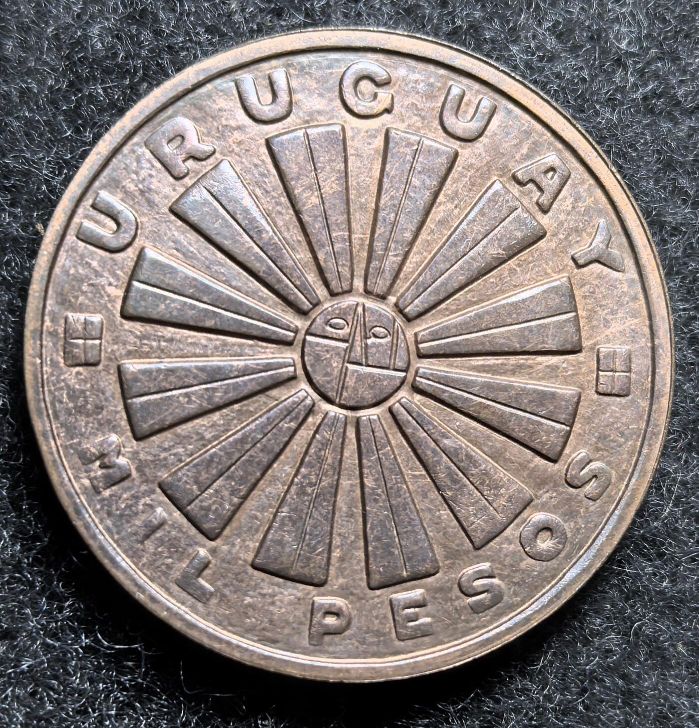 西班牙、丹属西印度、法属殖民地、乌拉圭银币古铜币，周五晚上九点倒数截拍，满百包邮，可寄存半年，喜欢朋友微信扫描二维码可直接参拍 乌拉圭1969年粮农1000比索大铜币，发行1.1万枚，km55a