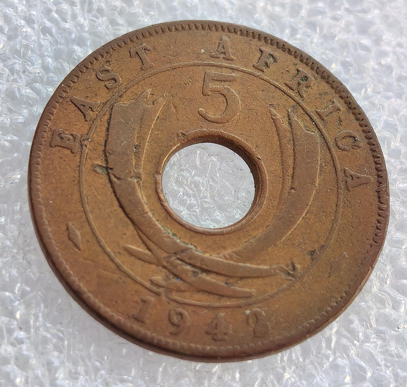  外国优质老铜币银币，周六九点倒数截拍，满百包邮，可寄存半年，喜欢朋友微信扫描二维码可直接参拍 东非1942年5分