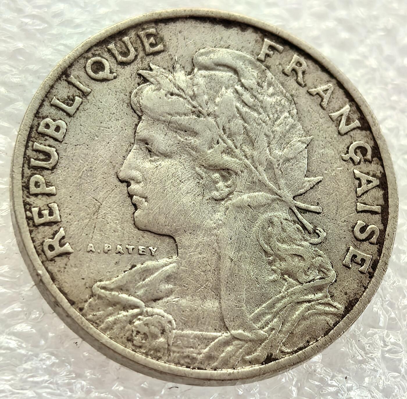  外国优质老铜币银币，周六九点倒数截拍，满百包邮，可寄存半年，喜欢朋友微信扫描二维码可直接参拍 法国1903年第三共和国自由女神25分