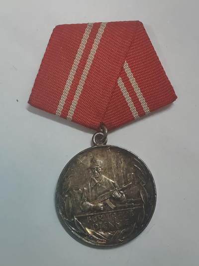 荷兰第128期勋赏拍卖 - 民主德国银级工战队忠诚服务奖章