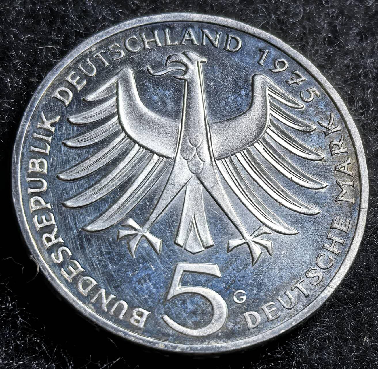  外国优质老铜币银币，周六九点倒数截拍，满百包邮，可寄存半年，喜欢朋友微信扫描二维码可直接参拍 精制德国1975年艾伯特史怀哲5马克银币