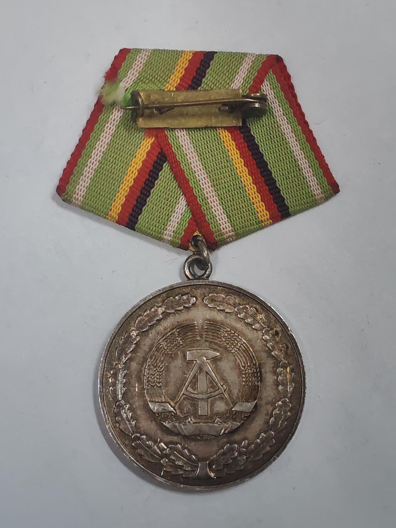 荷兰第128期勋赏拍卖 民主德国银级内务部功绩服役奖章