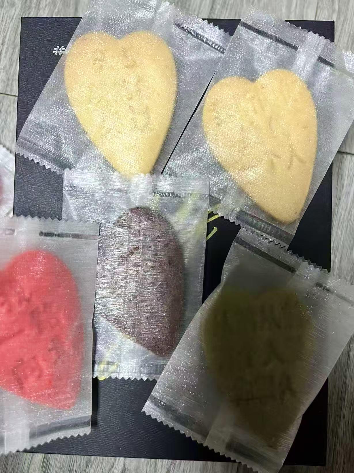 零元拍：周杰伦亲签＃024经典黄油曲奇 精美收藏礼盒，每一块曲奇都是脍炙人口的歌词……三里屯024号小白楼的“爱在西元前咖啡面包店”是周董打造的主题咖啡店，店内设计融入大量其音乐元素，如《告白气球》《稻香》等歌曲命名的甜品，以及标志性的24K鎏金三角钢琴。该楼也被称为“024小白楼”，除咖啡店外，（曲奇大概率已过保质期，仅供收藏，禁止使用，特此说明）