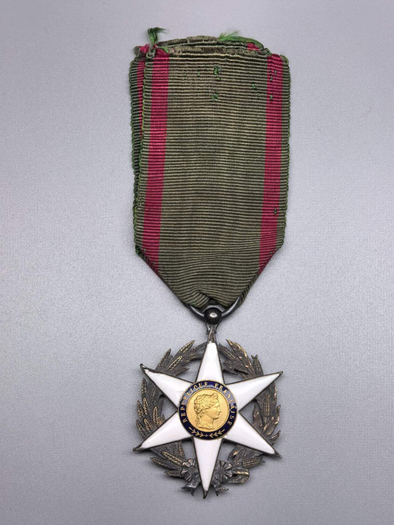 小驴勋章奖章收藏11月8日周六晚6点拍卖（珍爱和平，收藏战争，铭记历史，勿忘国耻，忠党爱国。有偿代拍，送拍规则在简介最后，参拍须阅读规则后再参拍，关系到运费包装发货时效真假辨别等关键信息，拍卖时不再发原图，看大图店主微信码在最后拍品里）