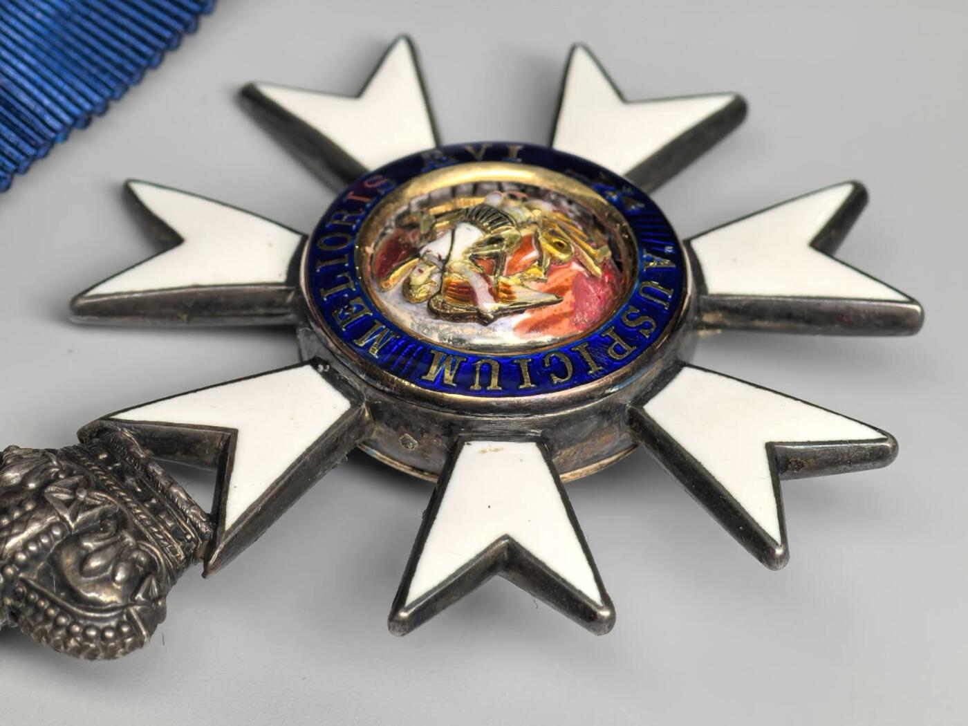 小驴勋章奖章收藏11月8日周六晚6点拍卖（珍爱和平，收藏战争，铭记历史，勿忘国耻，忠党爱国。有偿代拍，送拍规则在简介最后，参拍须阅读规则后再参拍，关系到运费包装发货时效真假辨别等关键信息，拍卖时不再发原图，看大图店主微信码在最后拍品里） 英国三等爵士颈授最卓越的圣米切尔及圣乔治勋章带盒（The Most Distinguished Order of Saint Michael and Saint George），银质镀金珐琅，屠龙屠鬼珐琅是镶嵌在一个类似球状的整体上会同时晃动，屠龙一面白马前后腿有非常小的白色修补痕迹（图中颜色有一定区别可识别），少见