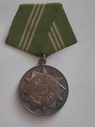 荷兰第128期勋赏拍卖 - 民主德国银级内务部忠诚服役奖章 极早期无国徽版本