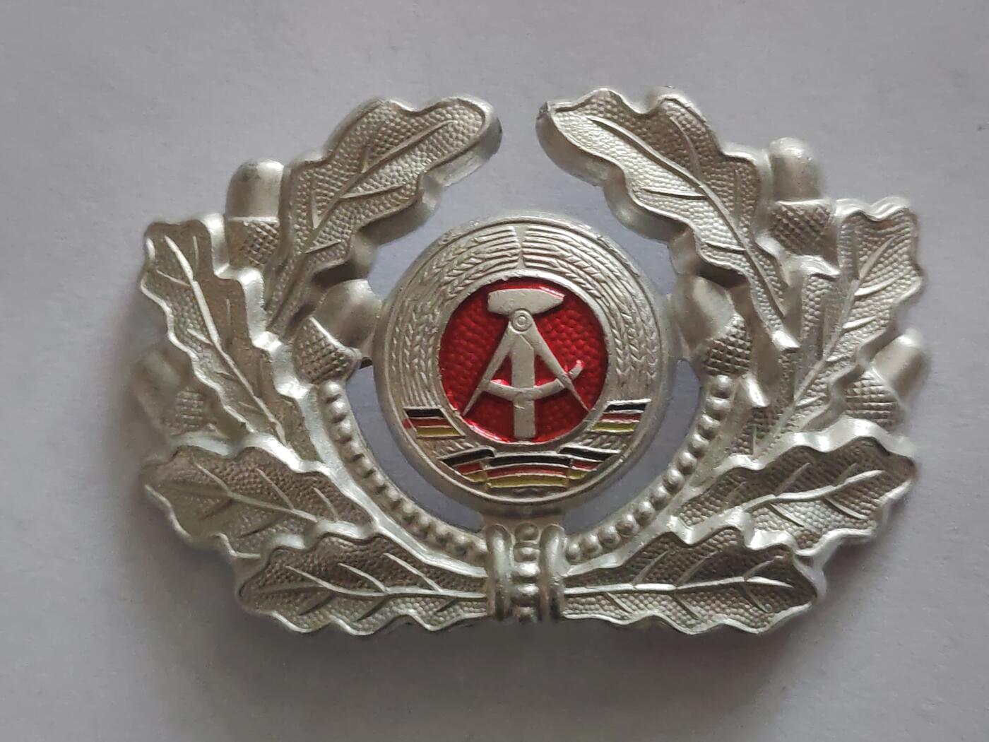 荷兰第128期勋赏拍卖 民主德国军官帽徽