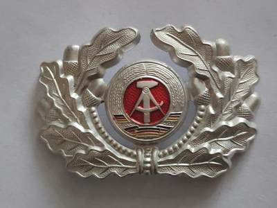 荷兰第128期勋赏拍卖 - 民主德国军官帽徽