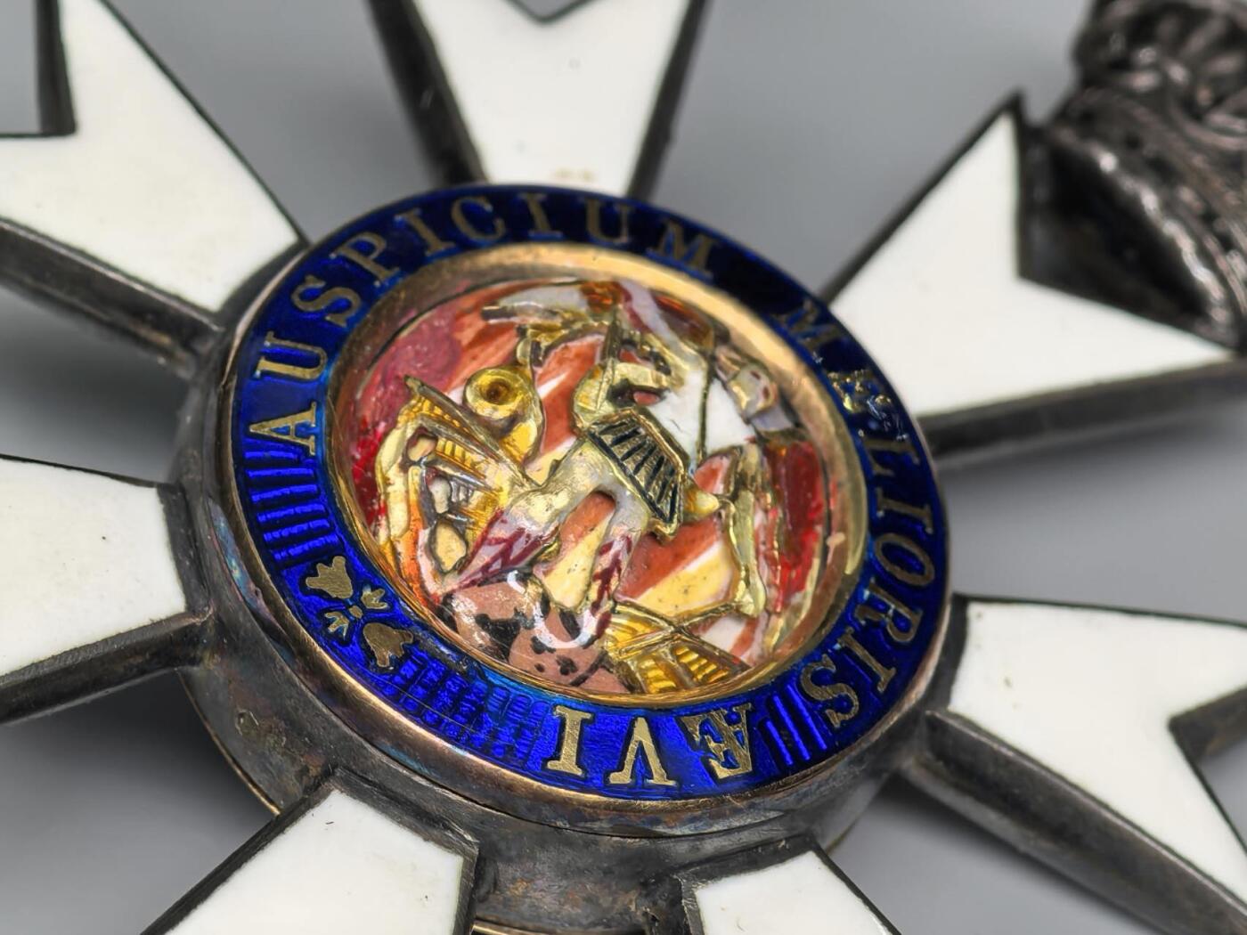 小驴勋章奖章收藏11月8日周六晚6点拍卖（珍爱和平，收藏战争，铭记历史，勿忘国耻，忠党爱国。有偿代拍，送拍规则在简介最后，参拍须阅读规则后再参拍，关系到运费包装发货时效真假辨别等关键信息，拍卖时不再发原图，看大图店主微信码在最后拍品里） 英国三等爵士颈授最卓越的圣米切尔及圣乔治勋章带盒（The Most Distinguished Order of Saint Michael and Saint George），银质镀金珐琅，屠龙屠鬼珐琅是镶嵌在一个类似球状的整体上会同时晃动，屠龙一面白马前后腿有非常小的白色修补痕迹（图中颜色有一定区别可识别），少见