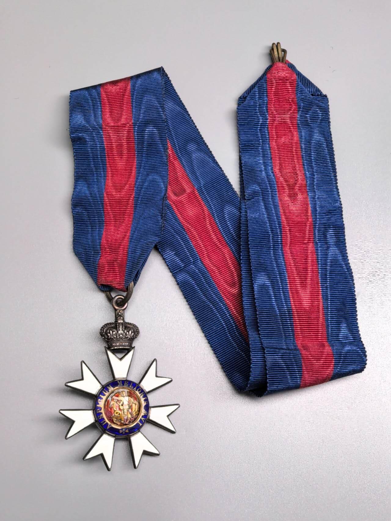 小驴勋章奖章收藏11月8日周六晚6点拍卖（珍爱和平，收藏战争，铭记历史，勿忘国耻，忠党爱国。有偿代拍，送拍规则在简介最后，参拍须阅读规则后再参拍，关系到运费包装发货时效真假辨别等关键信息，拍卖时不再发原图，看大图店主微信码在最后拍品里） 英国三等爵士颈授最卓越的圣米切尔及圣乔治勋章带盒（The Most Distinguished Order of Saint Michael and Saint George），银质镀金珐琅，屠龙屠鬼珐琅是镶嵌在一个类似球状的整体上会同时晃动，屠龙一面白马前后腿有非常小的白色修补痕迹（图中颜色有一定区别可识别），少见