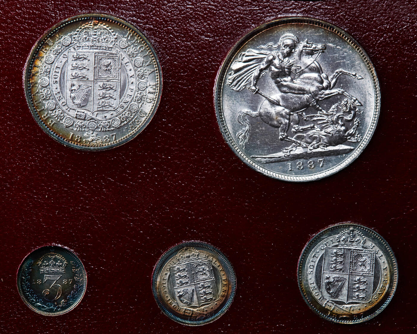 【俄甄集藏】2025年(044)11-12星期三晚 19:30 全场包邮 英国1887年纪念维多利亚登基60周年钻石禧3便士濯足节-1克朗马剑银币7枚一套，盒装，UNC品相，五彩包浆