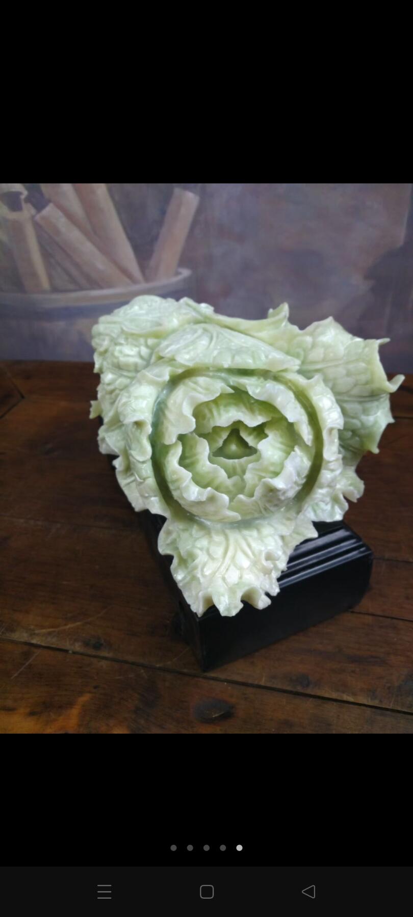 　　秀玉白菜，寓意还与白菜的颜色和外形有关，使用纯白的和田玉料雕刻而成的白菜，有着洁身自好，洁白无瑕的寓意。白绿相间的翡翠白菜，则表示收藏者两袖清风、做人清白、高风亮节，升官发财。叶子层层包裹，寓意财源滚滚、多多发财、包你发财。