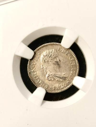 甄臻铺-世界币章拍卖（第38期）立冬小精品场，送拍享返佣金等优惠多多 NGC-MS64 1820年西属危地马拉费迪南七世1/2R小银币 五彩包浆 镜面底板 状态非常好 少见的小面值双柱 足以自藏的一枚 老盒严评 各位藏家把握入手机会 危地马拉比墨西哥 秘鲁 玻利维亚都要少