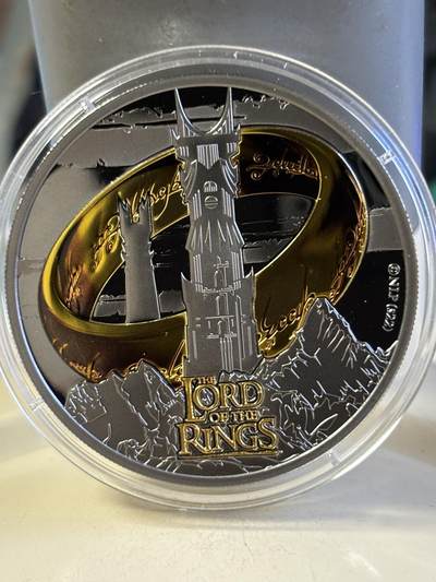 第180期拍卖【长期征集拍品】【北京币展专场】 - 萨摩亚2022年指环王1盎司镀黑色铂金纪念镀金银币，999银，发行1499枚