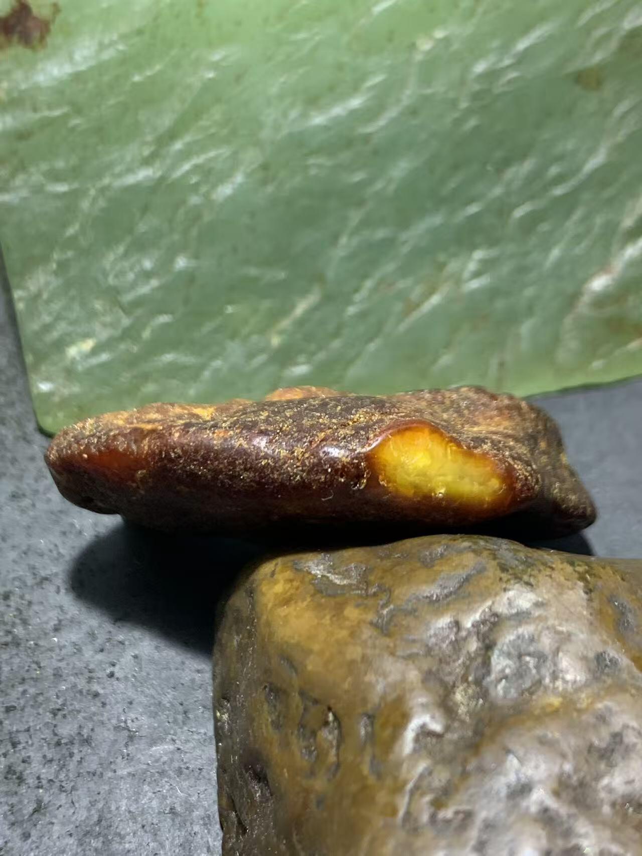 乌克兰原皮鸡油黄蜜蜡原石一块，