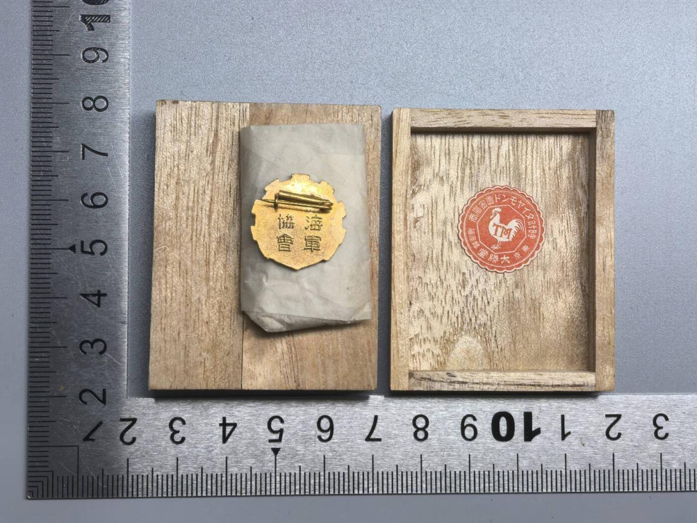 小驴勋章奖章收藏11月8日周六晚6点拍卖（珍爱和平，收藏战争，铭记历史，勿忘国耻，忠党爱国。有偿代拍，送拍规则在简介最后，参拍须阅读规则后再参拍，关系到运费包装发货时效真假辨别等关键信息，拍卖时不再发原图，看大图店主微信码在最后拍品里） 海军协会会员章带盒