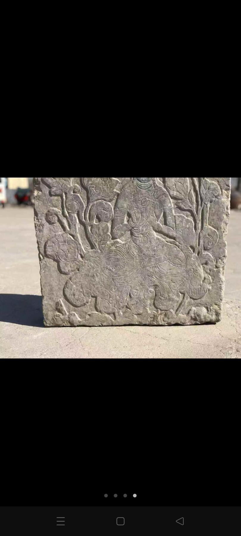 青石浮雕菩萨  人物雕刻显露气定神闲之态，寓意着世事祥和，包浆厚重，刻刀力度深邃，可供奉养