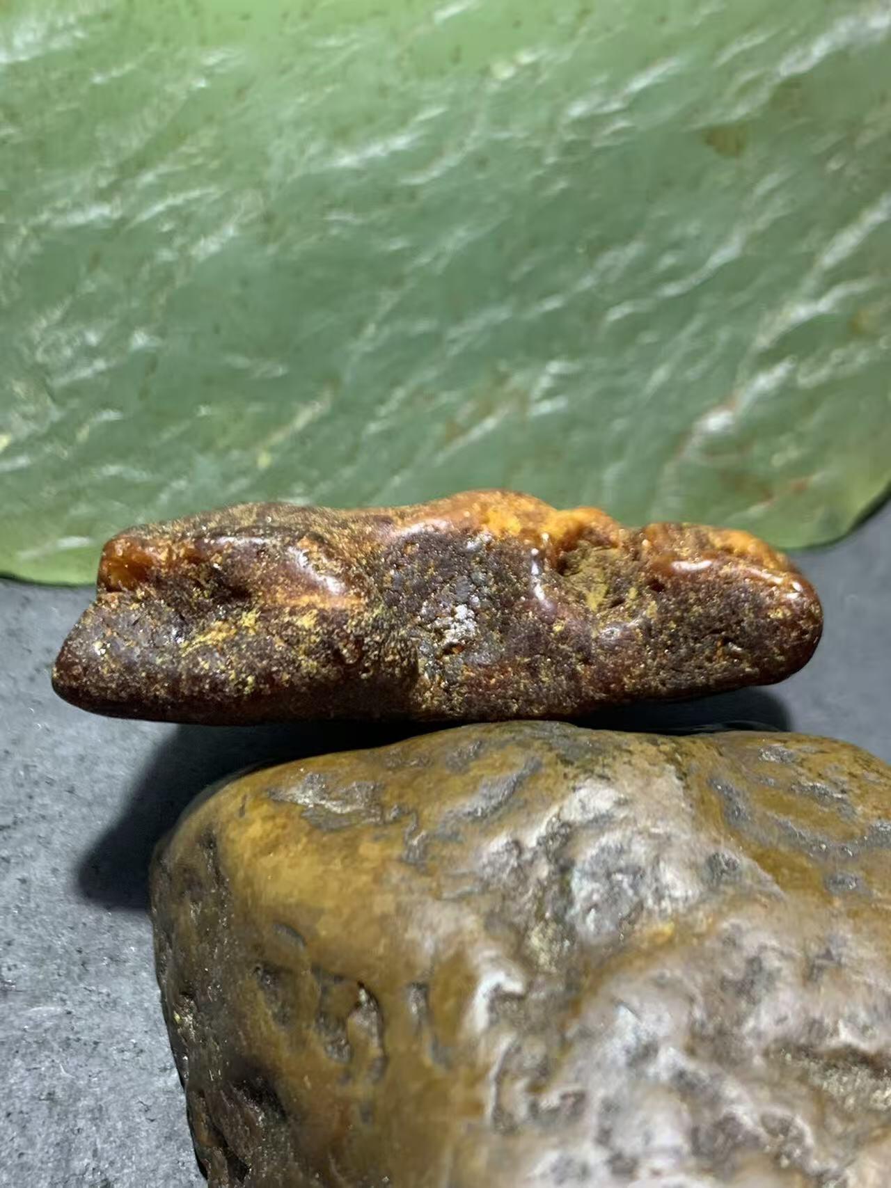 乌克兰原皮鸡油黄蜜蜡原石一块，