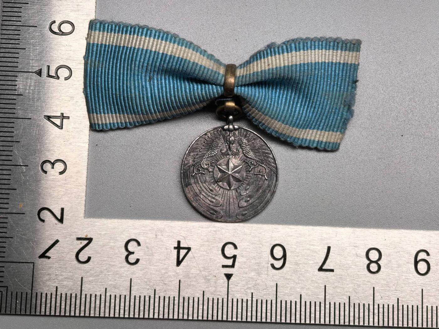 小驴勋章奖章收藏11月8日周六晚6点拍卖（珍爱和平，收藏战争，铭记历史，勿忘国耻，忠党爱国。有偿代拍，送拍规则在简介最后，参拍须阅读规则后再参拍，关系到运费包装发货时效真假辨别等关键信息，拍卖时不再发原图，看大图店主微信码在最后拍品里） 后援会会员徽章