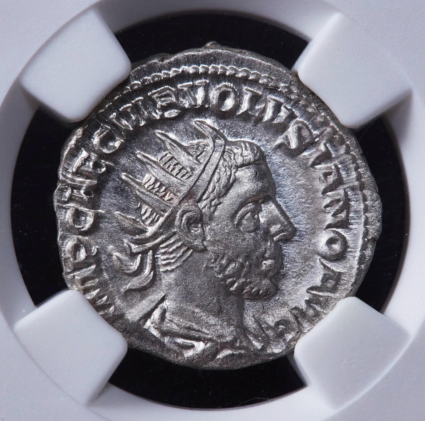 【俄甄集藏】2025年(044)11-12星期三晚 19:30 全场包邮 古罗马帝国公元251-252年沃鲁西安努斯公帝时期双第纳尔谐女神银币，NGC MS(Str 4/5, Sur 4/5)，,罗马造币厂打制，正面沃鲁西安努斯芒冠胸像，币文为“最高统帅，凯撒·沃鲁西安努斯·奥古斯都“；背面和谐女神手持祭盘和丰饶角，币文为“奥古斯都们的和谐”，少见MS美品