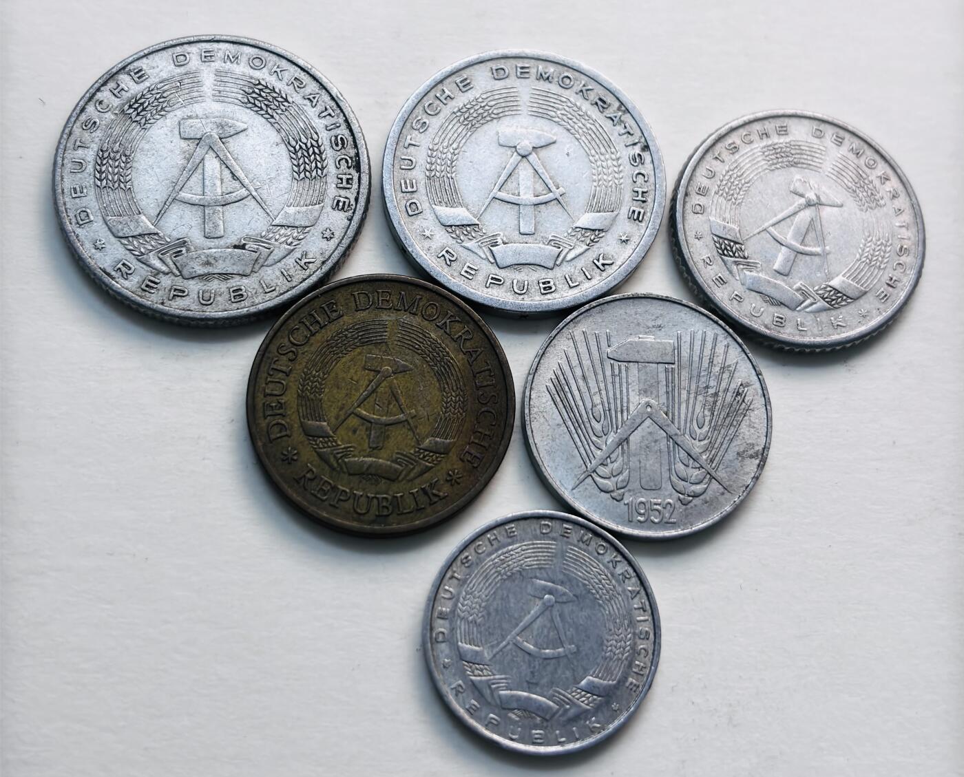 文馨钱币收藏第 279 场，银币，纪念铜章场 长期接收代拍品 少见东德 5 芬尼-2 马克 6 枚套