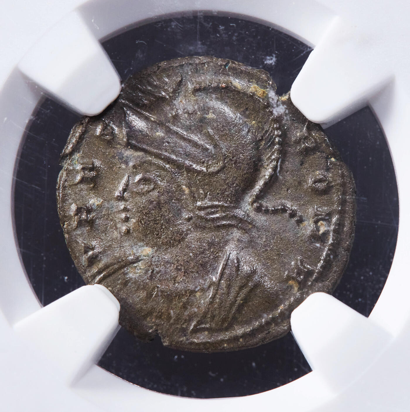 【俄甄集藏】2025年(044)11-12星期三晚 19:30 全场包邮 古罗马帝国公元332年-333年君士坦丁大帝母狼育婴罗马建城纪念铜币，NGC MS，正面罗马女神戴盔披氅面左胸像，币文罗马城，背面母狼哺婴源自罗马建城传说，母狼正哺育罗慕路斯和雷穆斯兄弟，上方两颗芒星，未流通