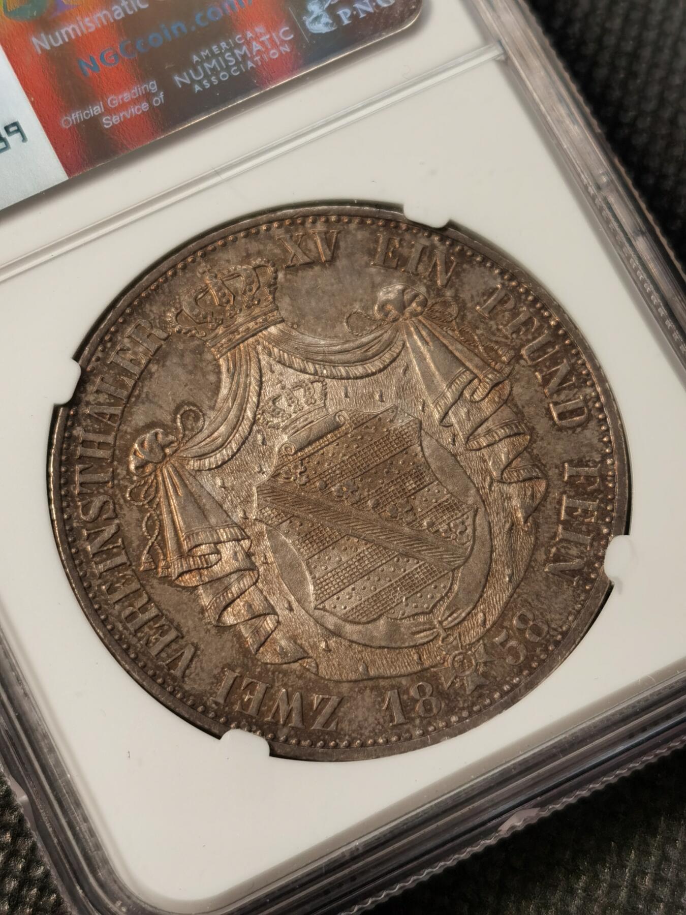 甄臻铺-世界币章拍卖（第38期）立冬小精品场，送拍享返佣金等优惠多多 NGC-AU58 德国 1858 萨克森 约翰一世 2泰勒 37克的大银币，底板光洁，老包浆醇厚